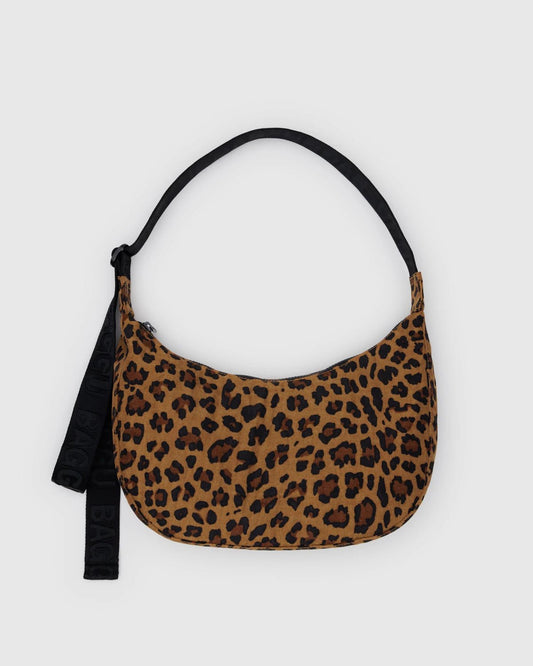 Medium Nylon Crescent - leopardikuvioinen laukku - Lempi Lifestyle