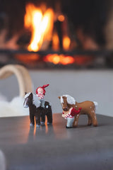 Joulukoriste Tonttu ruokkii hevosta