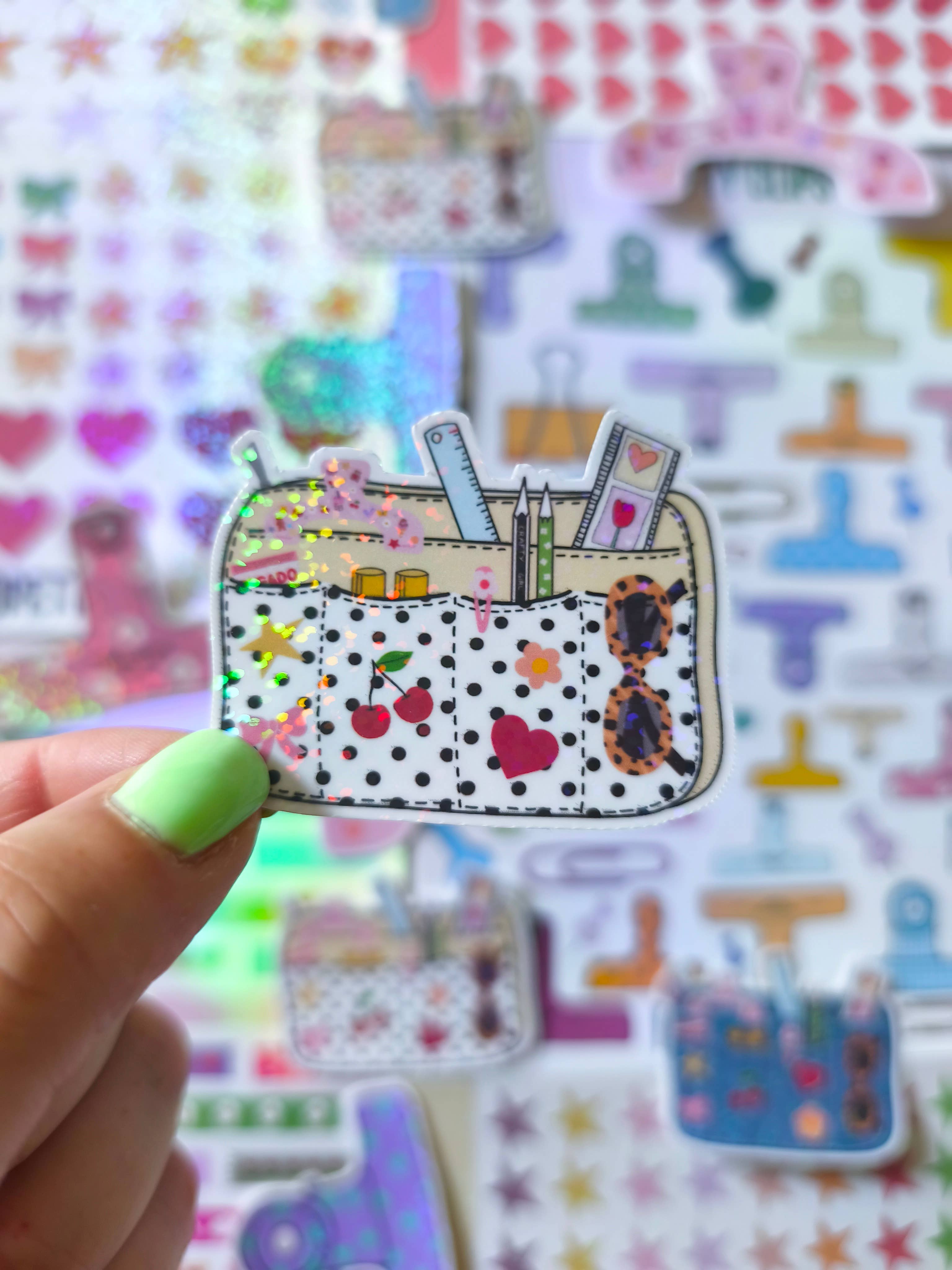 Crafty Pouch Polka Dot -tarra – holografinen vinyylitarra - Lempi Lifestyle