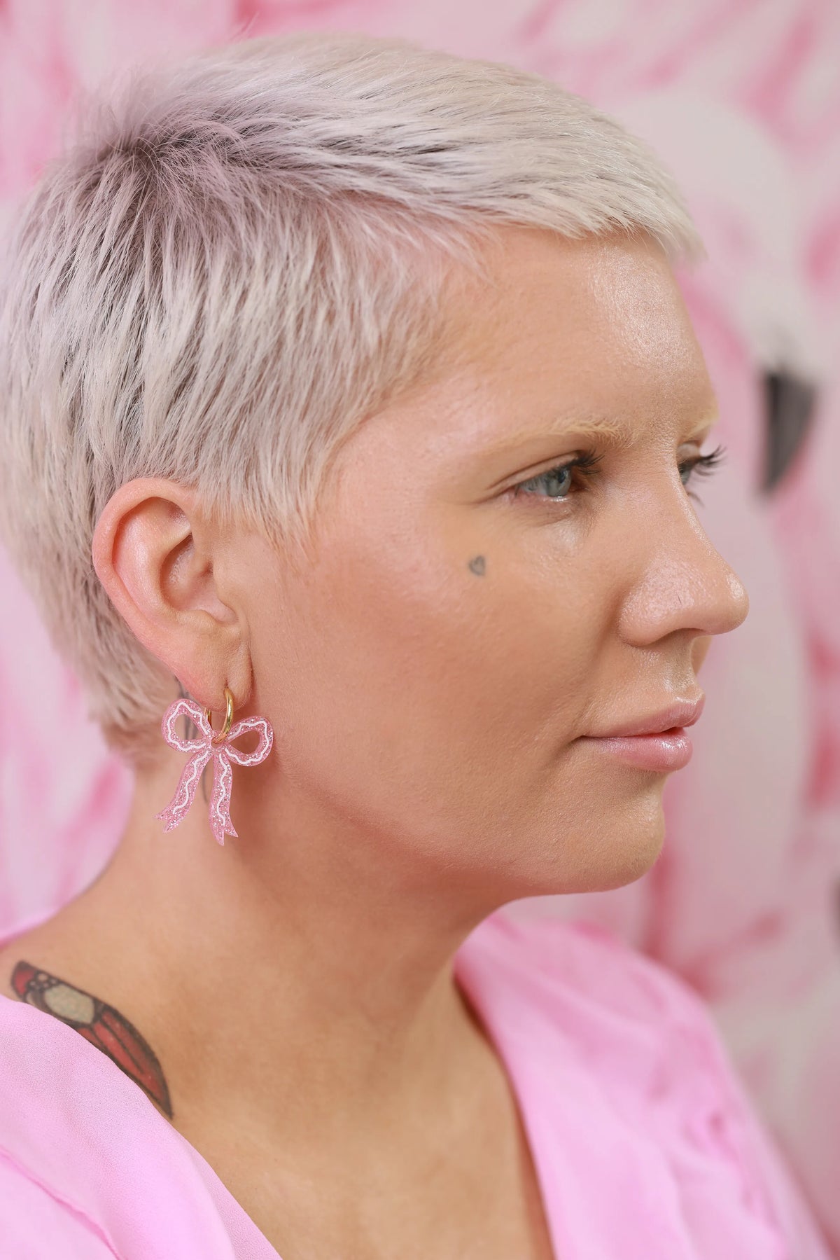 Rusetti korvakorut, vaaleanpunainen glitter