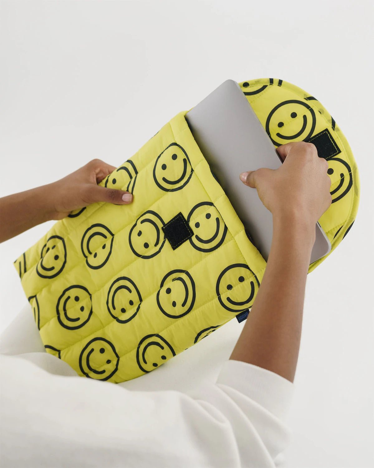 Baggu 16" tietokoneen suojakotelo Smiley I topattu puffy - malli - Lempi Lifestyle