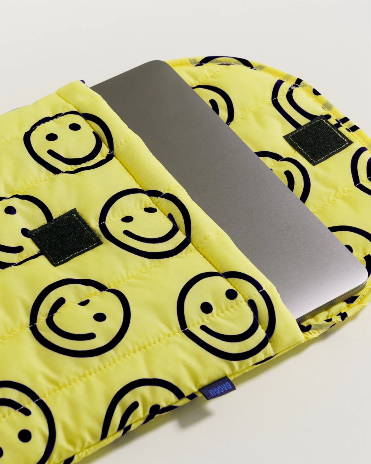 Baggu 16" tietokoneen suojakotelo Smiley I topattu puffy - malli - Lempi Lifestyle