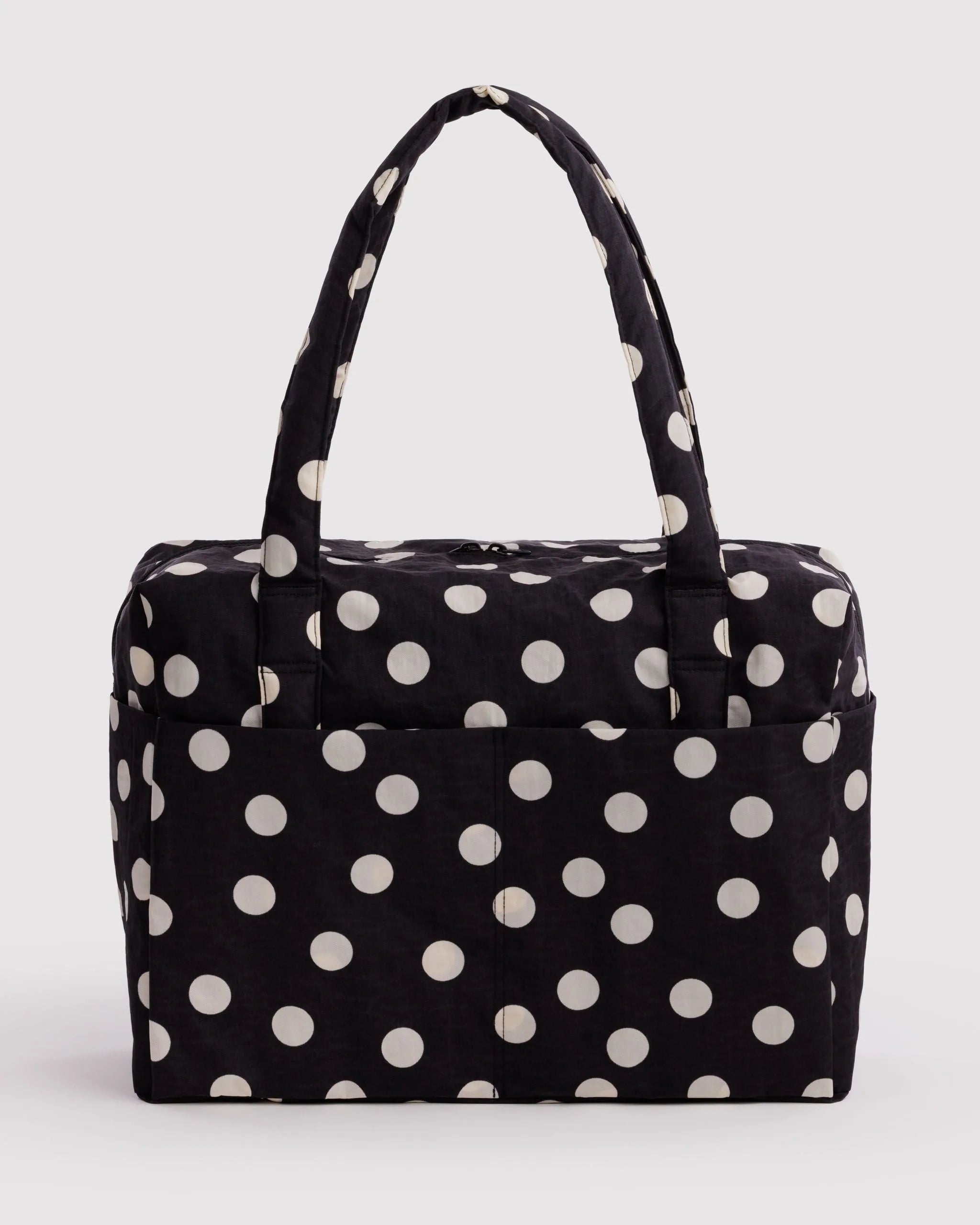 Baggu Cloud Carry-On matkalaukku - Black and Cream Polka Dot - Lempi Lifestyle