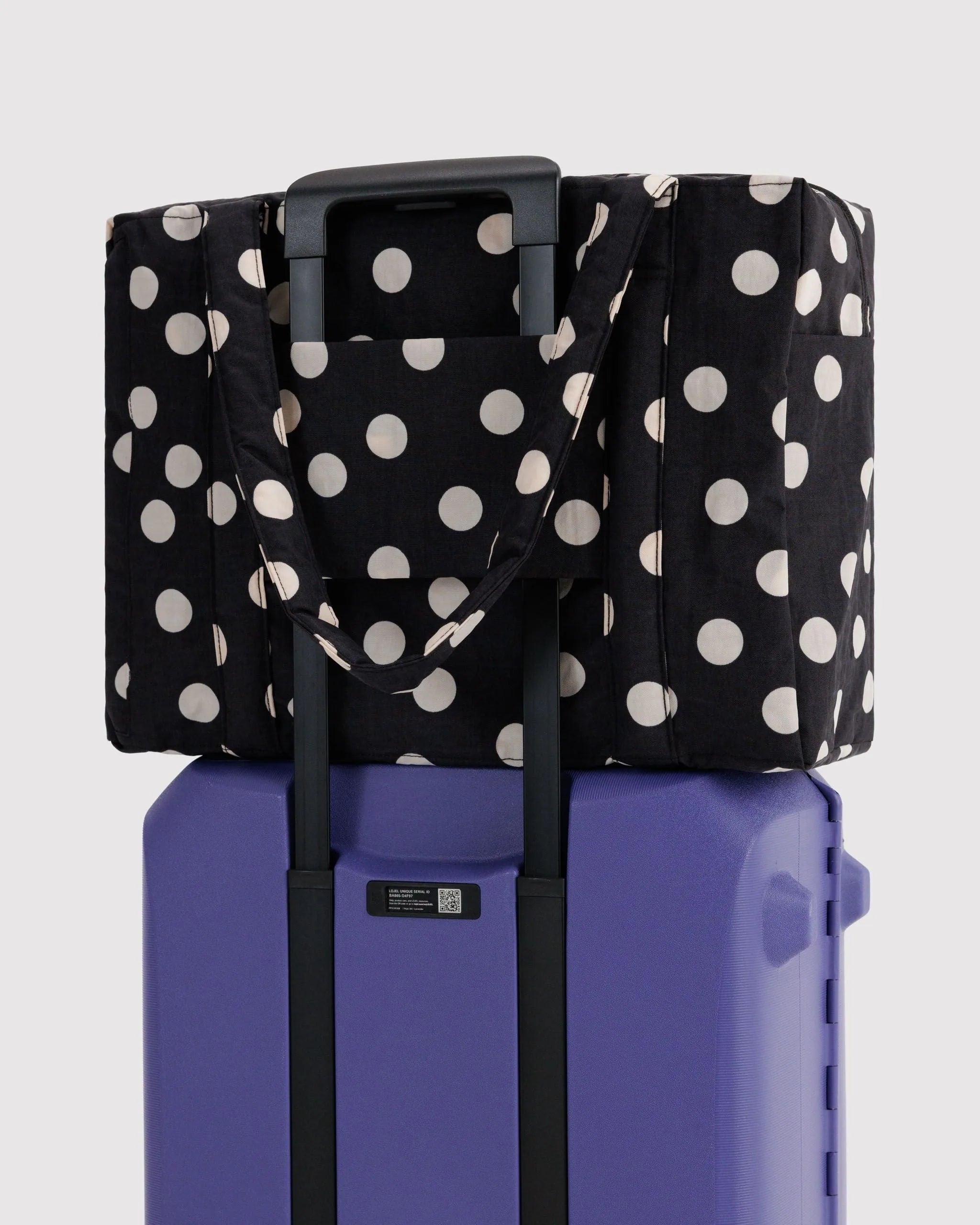 Baggu Cloud Carry-On matkalaukku - Black and Cream Polka Dot - Lempi Lifestyle