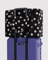 Baggu Cloud Carry-On matkalaukku - Black and Cream Polka Dot - Lempi Lifestyle