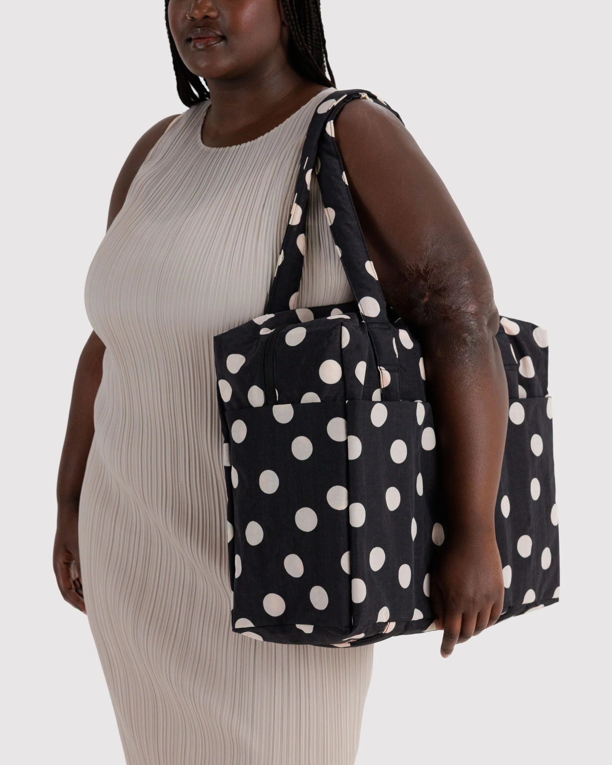 Baggu Cloud Carry-On matkalaukku - Black and Cream Polka Dot - Lempi Lifestyle