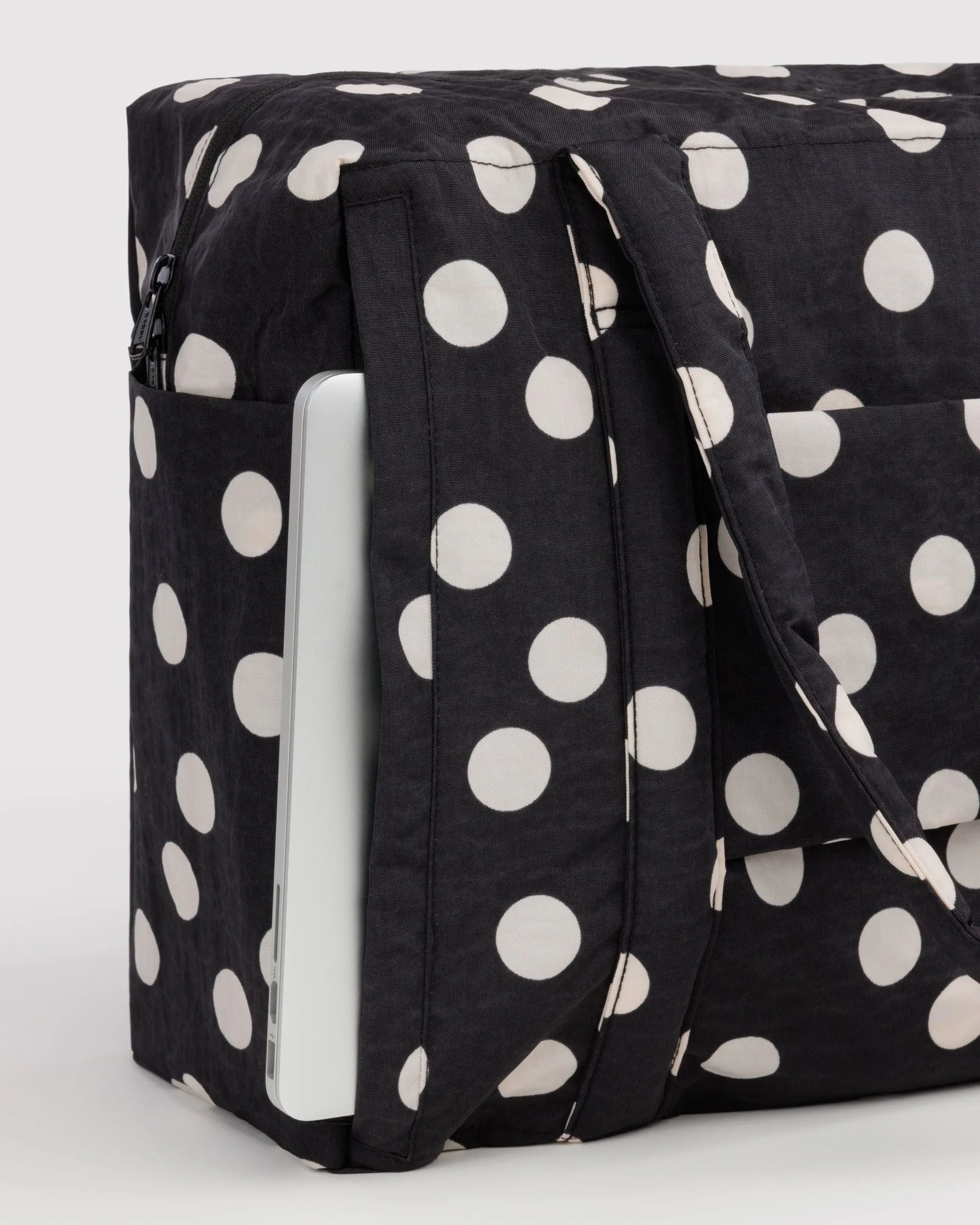 Baggu Cloud Carry-On matkalaukku - Black and Cream Polka Dot - Lempi Lifestyle