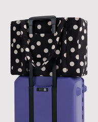 Baggu Cloud Carry-On matkalaukku - Black and Cream Polka Dot - Lempi Lifestyle
