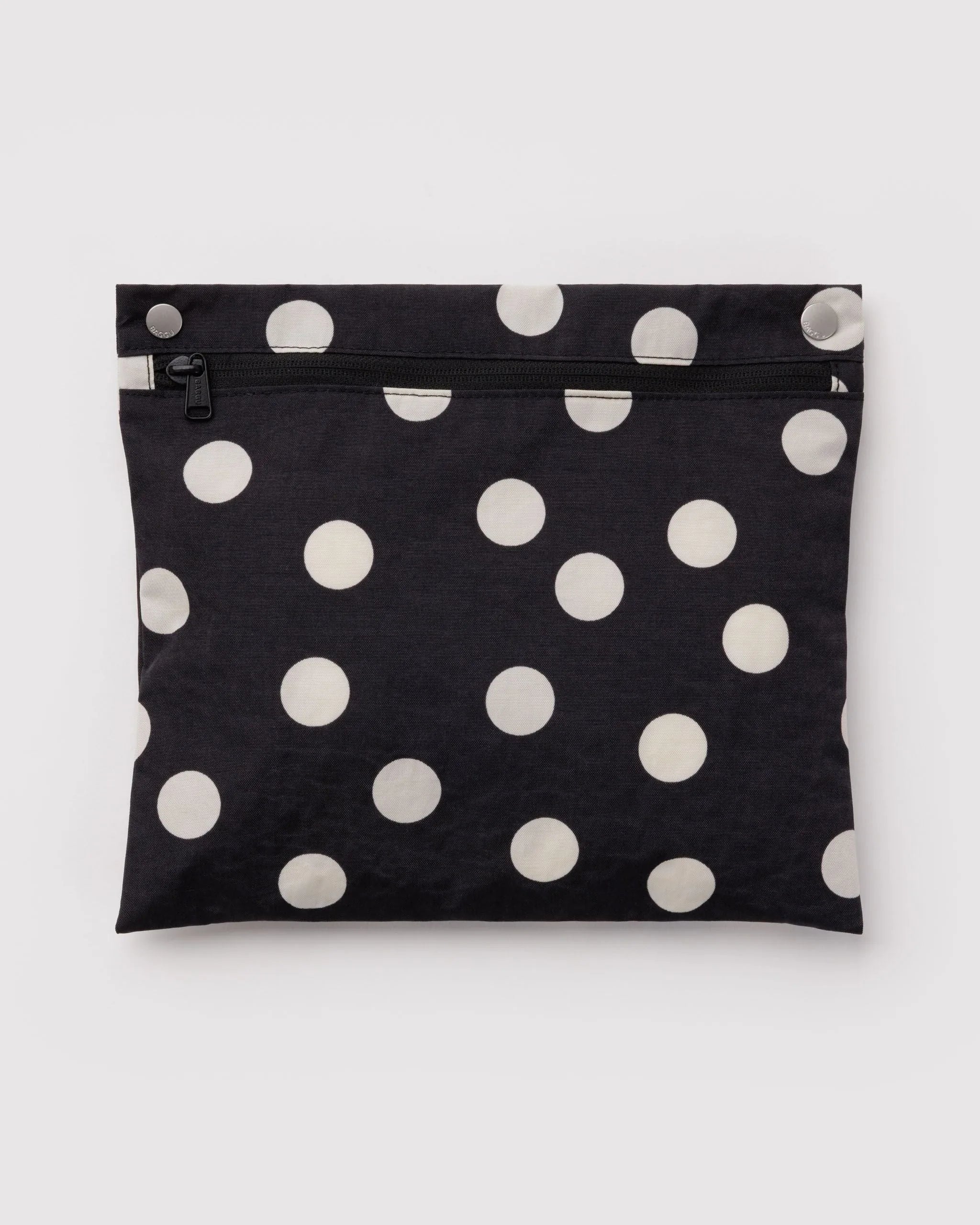 Baggu Cloud Carry-On matkalaukku - Black and Cream Polka Dot - Lempi Lifestyle