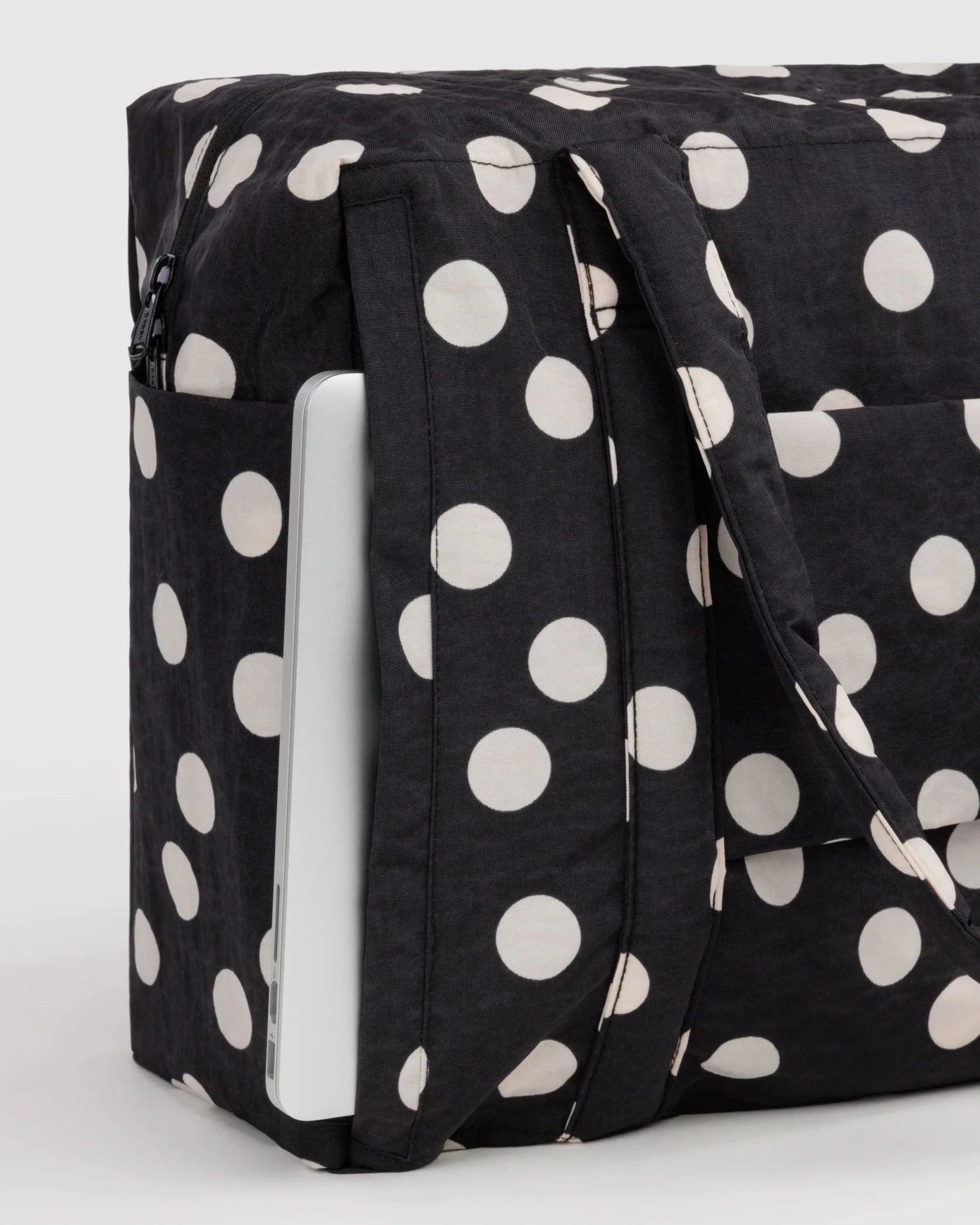Baggu Cloud Carry-On matkalaukku - Black and Cream Polka Dot - Lempi Lifestyle