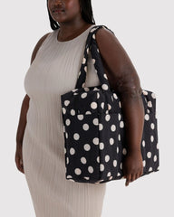 Baggu Cloud Carry-On matkalaukku - Black and Cream Polka Dot - Lempi Lifestyle