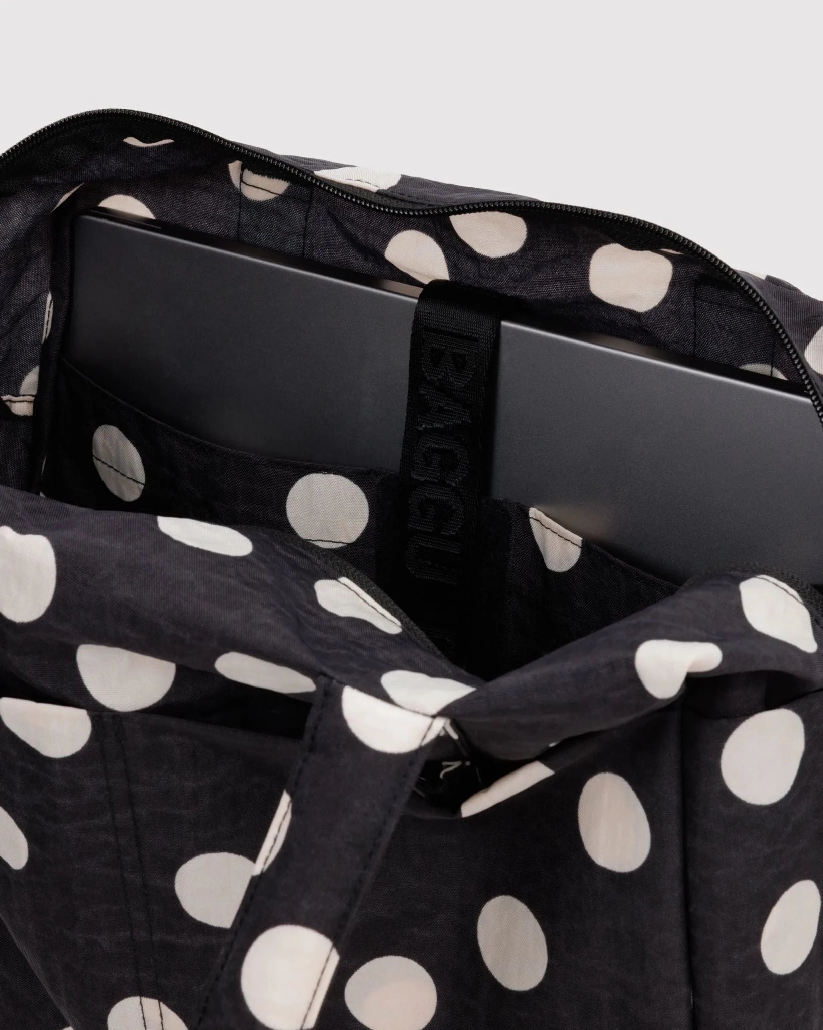 Baggu Everyday Cloud Bag laukku - Black and Cream Polka Dot - Lempi Lifestyle
