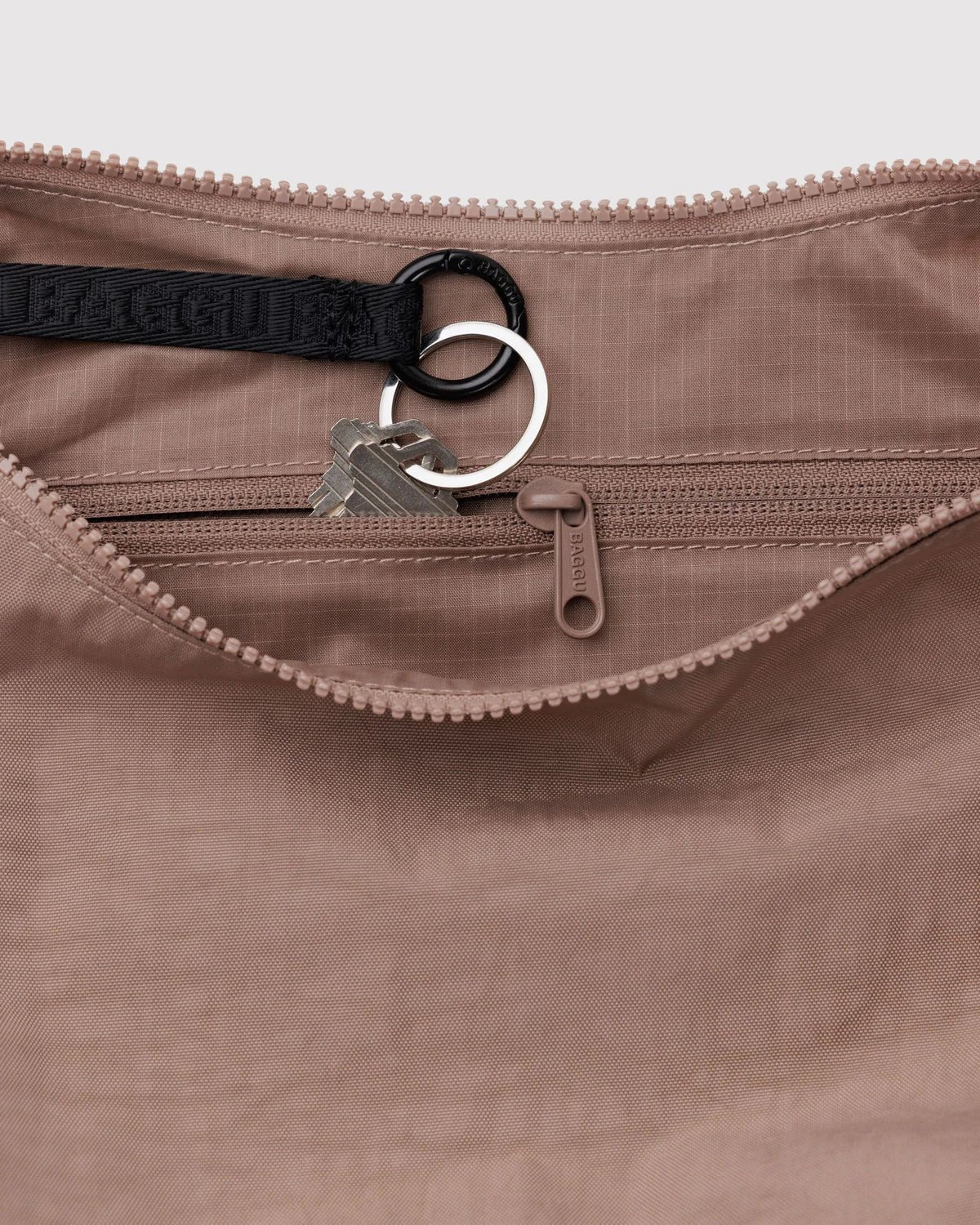 Baggu Medium Nylon Crescent laukku - Almond - Lempi Lifestyle