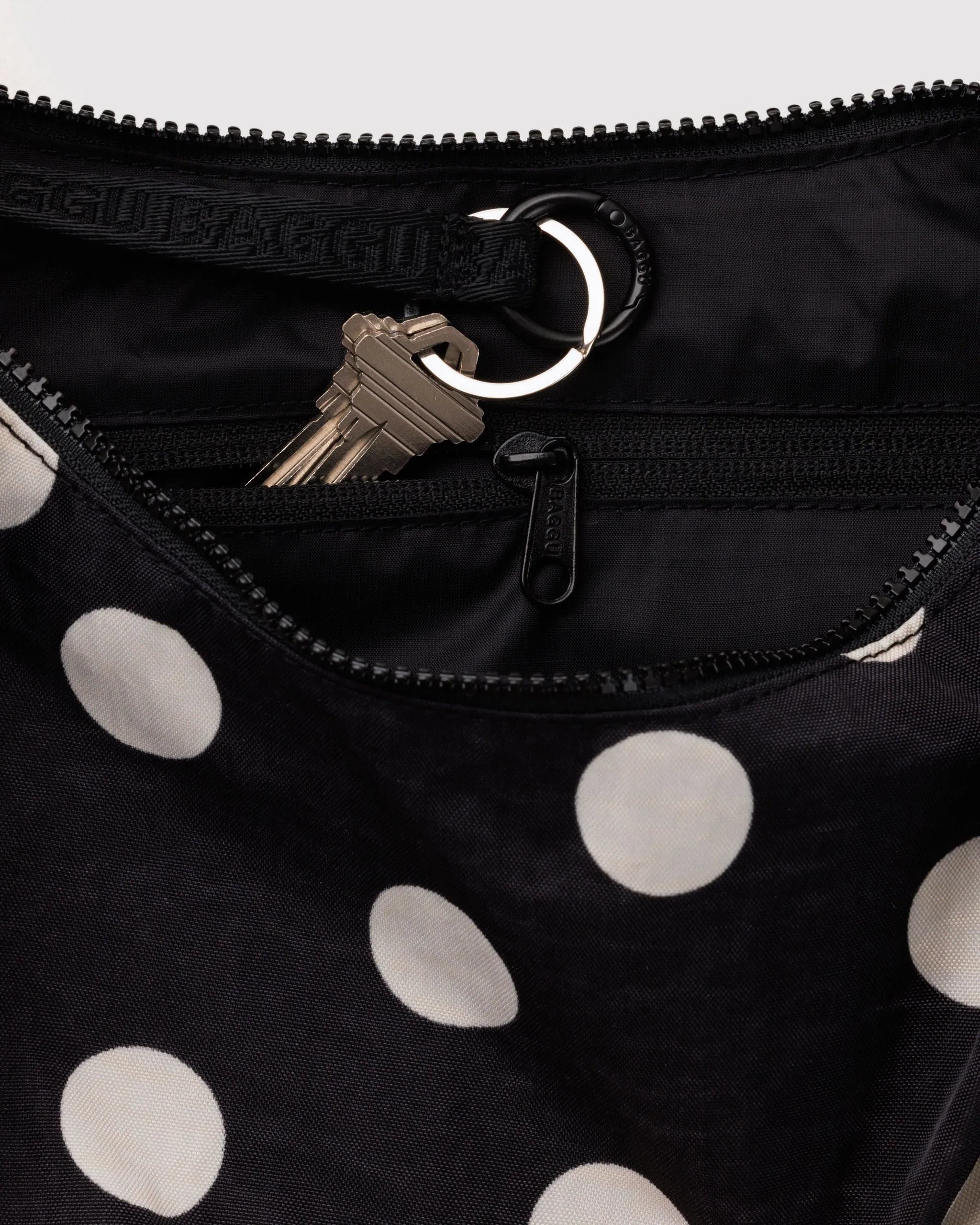 Baggu Medium Nylon Crescent laukku - Black and Cream Polka Dot - Lempi Lifestyle