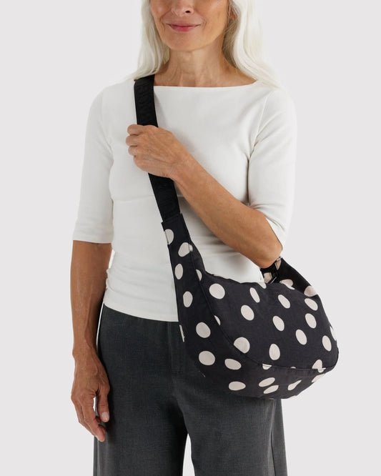 Baggu Medium Nylon Crescent laukku - Black and Cream Polka Dot - Lempi Lifestyle