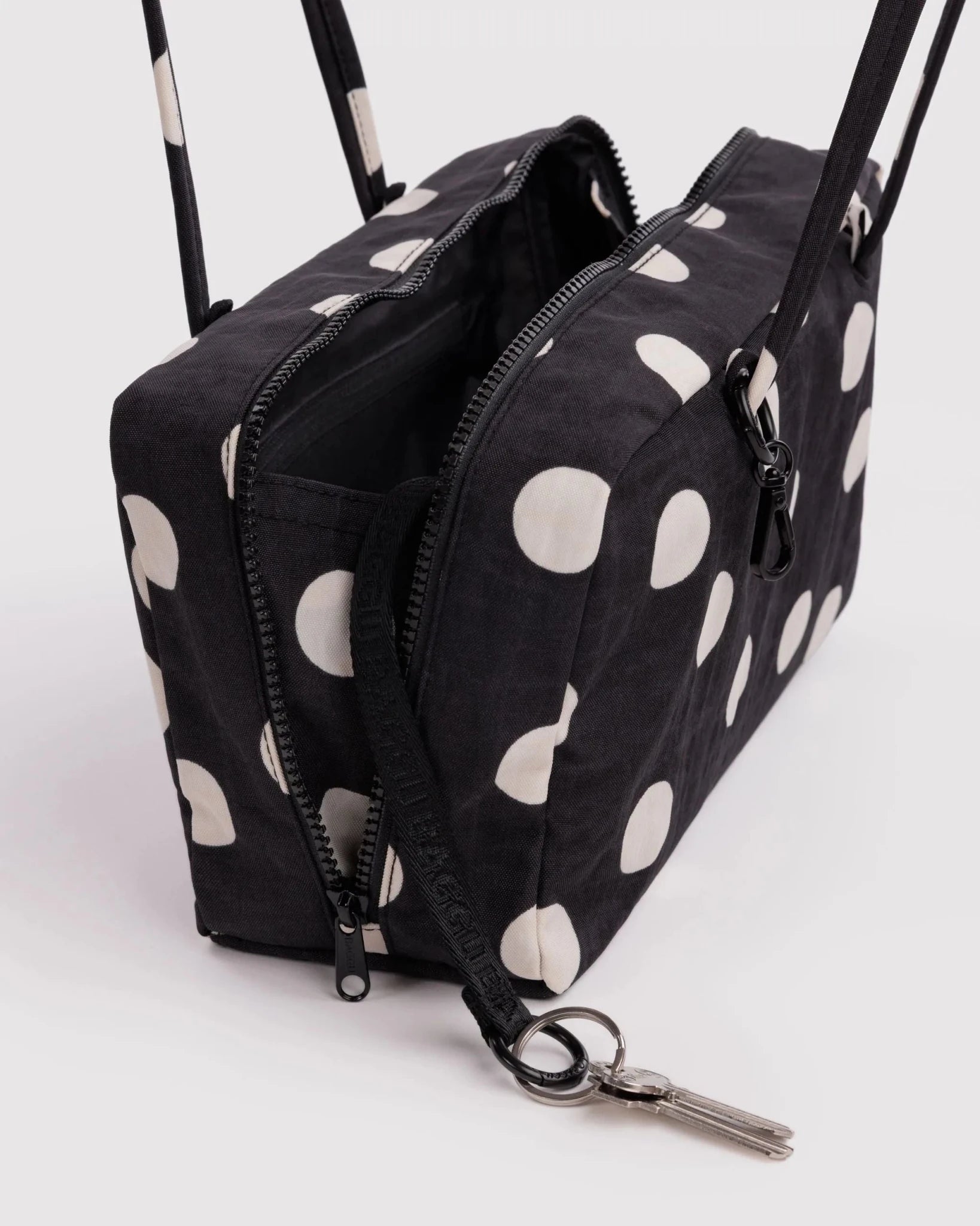 Baggu Nylon Bowler laukku - Black and Cream Polka Dot - Lempi Lifestyle