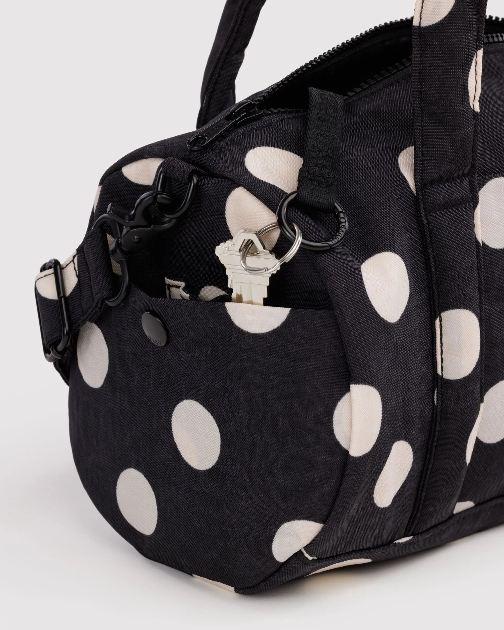 Baggu Nylon Duffle viikonloppulaukku - Black and Cream Polka Dot - Lempi Lifestyle