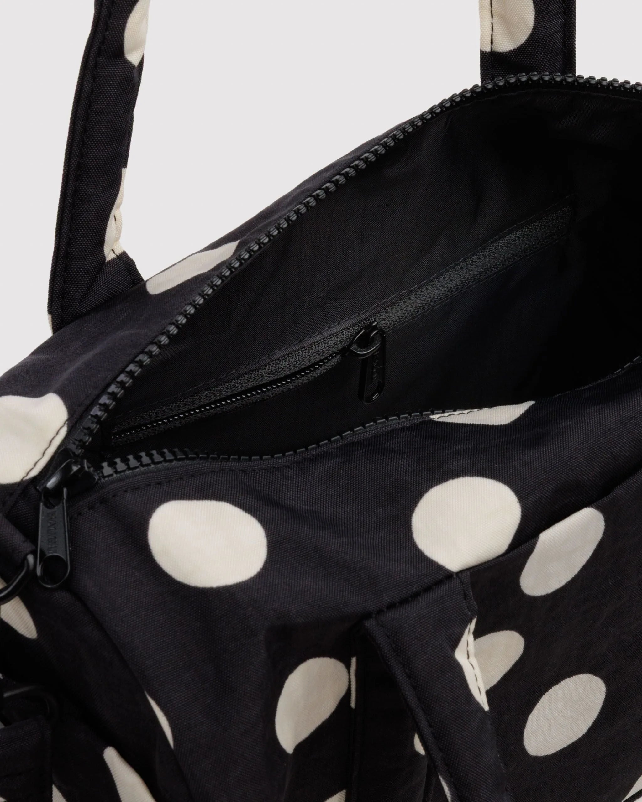 Baggu Nylon Duffle viikonloppulaukku - Black and Cream Polka Dot - Lempi Lifestyle