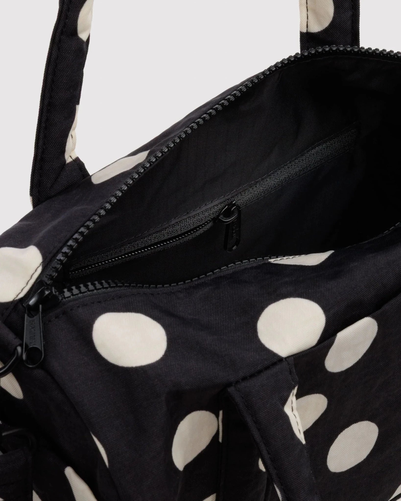 Baggu Nylon Duffle viikonloppulaukku - Black and Cream Polka Dot - Lempi Lifestyle
