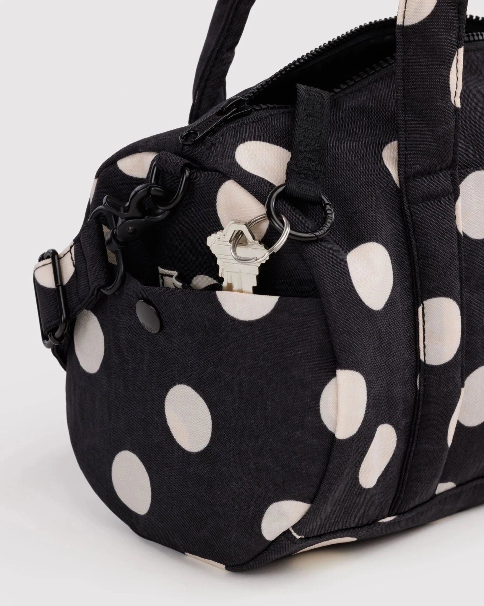 Baggu Nylon Duffle viikonloppulaukku - Black and Cream Polka Dot - Lempi Lifestyle