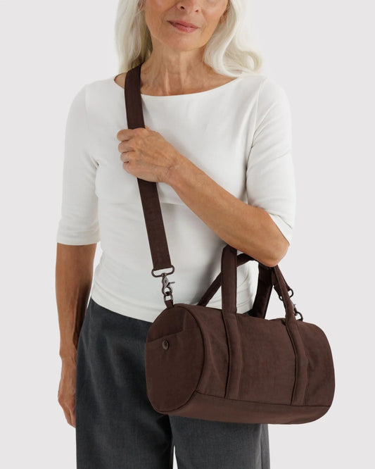 Baggu Nylon Duffle viikonloppulaukku - Coffee - Lempi Lifestyle