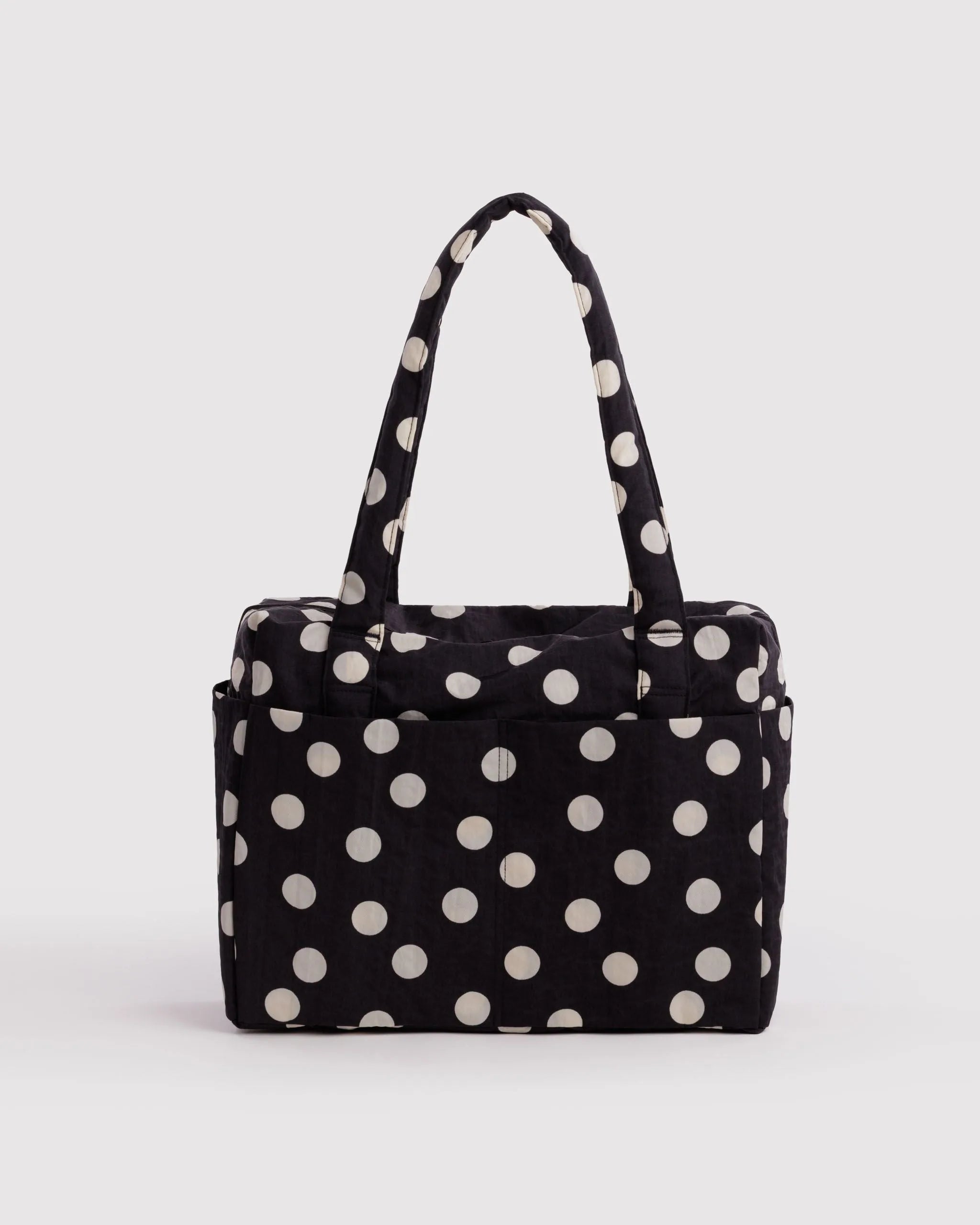 Baggu Small Cloud Carry-On matkakassi - Black and Cream Polka Dot - Lempi Lifestyle