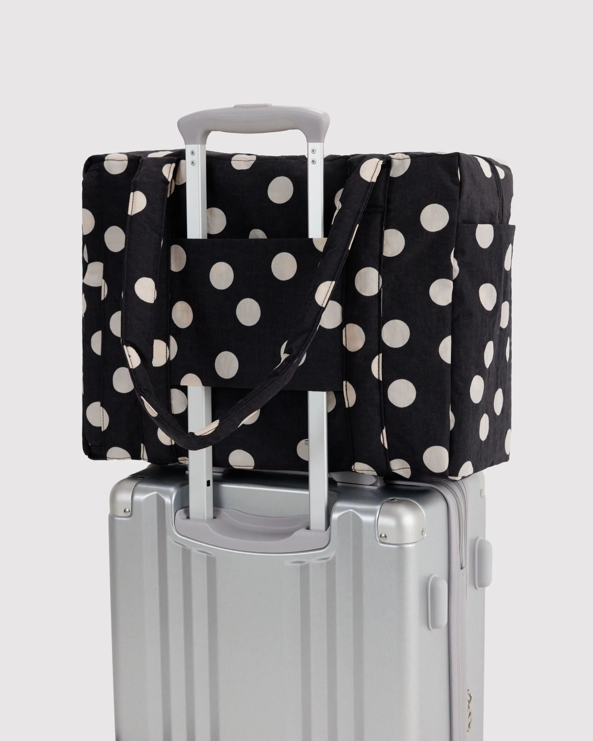 Baggu Small Cloud Carry-On matkakassi - Black and Cream Polka Dot - Lempi Lifestyle
