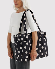 Baggu Small Cloud Carry-On matkakassi - Black and Cream Polka Dot - Lempi Lifestyle