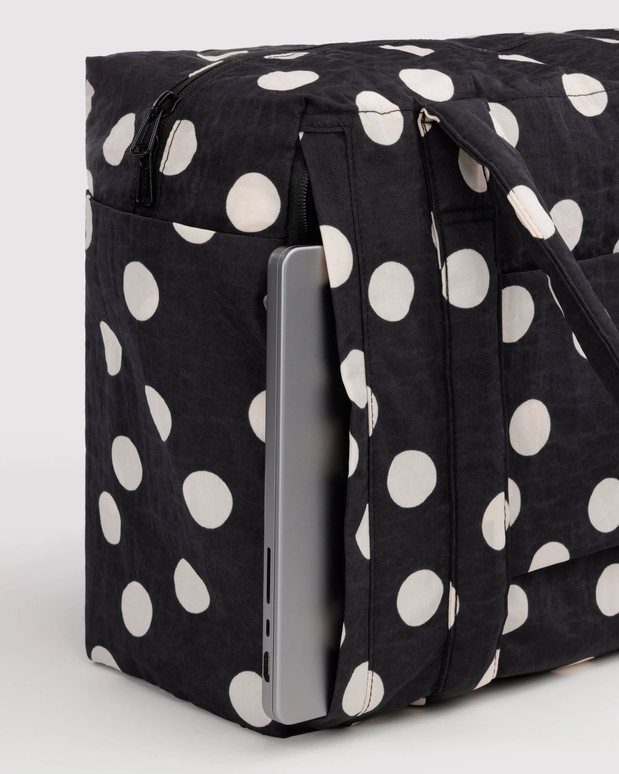 Baggu Small Cloud Carry-On matkakassi - Black and Cream Polka Dot - Lempi Lifestyle