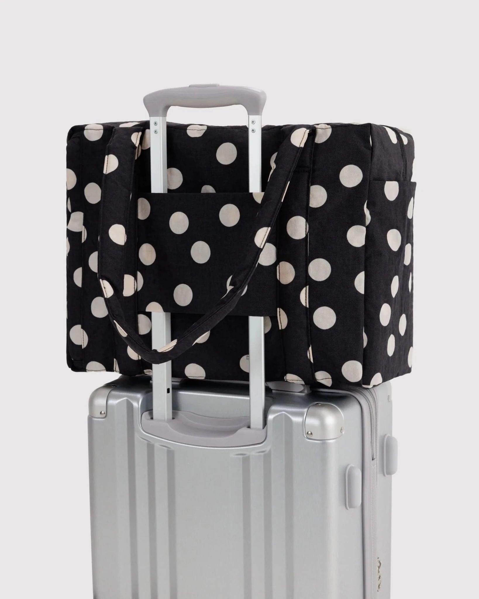 Baggu Small Cloud Carry-On matkakassi - Black and Cream Polka Dot - Lempi Lifestyle