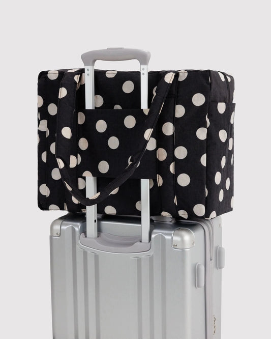 Baggu Small Cloud Carry-On matkakassi - Black and Cream Polka Dot - Lempi Lifestyle
