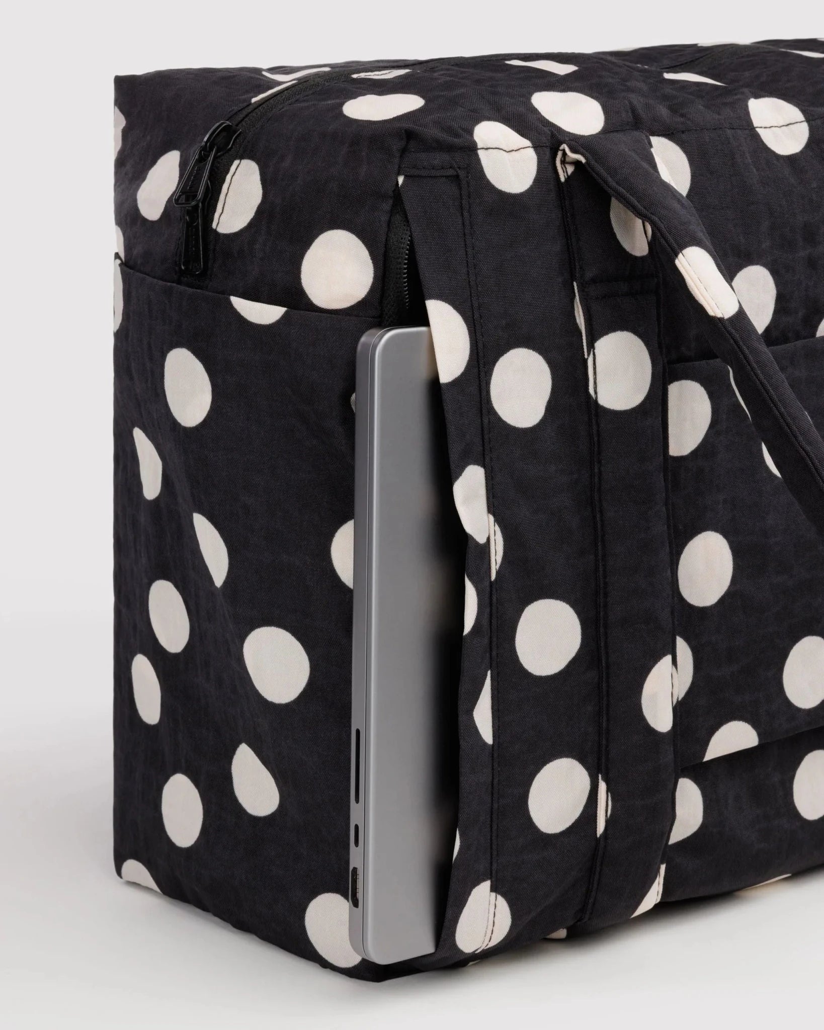 Baggu Small Cloud Carry-On matkakassi - Black and Cream Polka Dot - Lempi Lifestyle