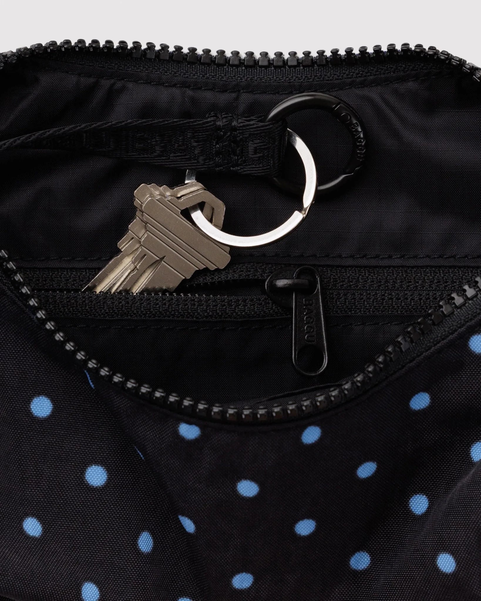 Baggu Small Nylon Crescent laukku - Black and Sky Blue Micro Dot - Lempi Lifestyle