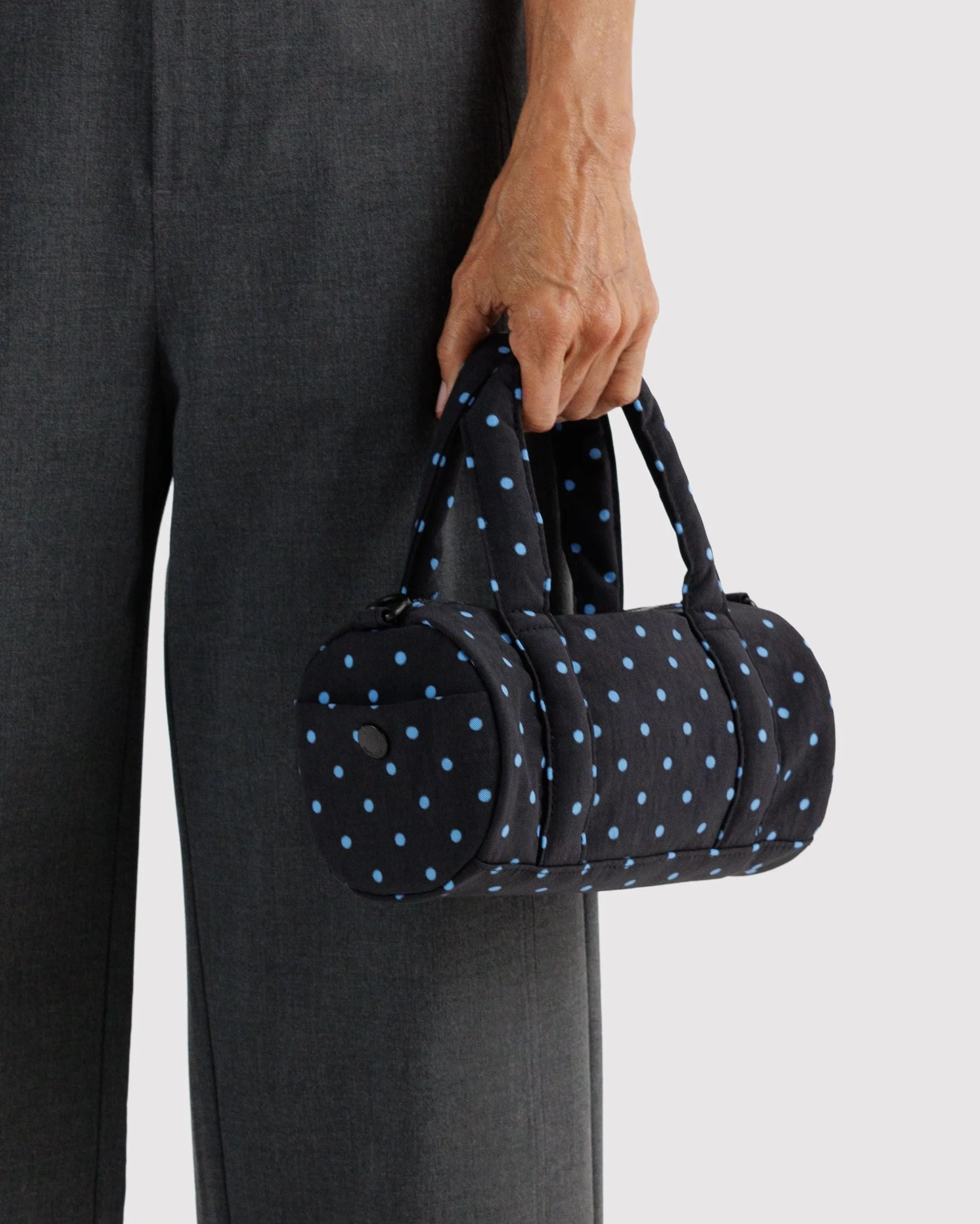 Baggu Small Nylon Duffle viikonloppulaukku - Black and Sky Blue Micro Dot - Lempi Lifestyle