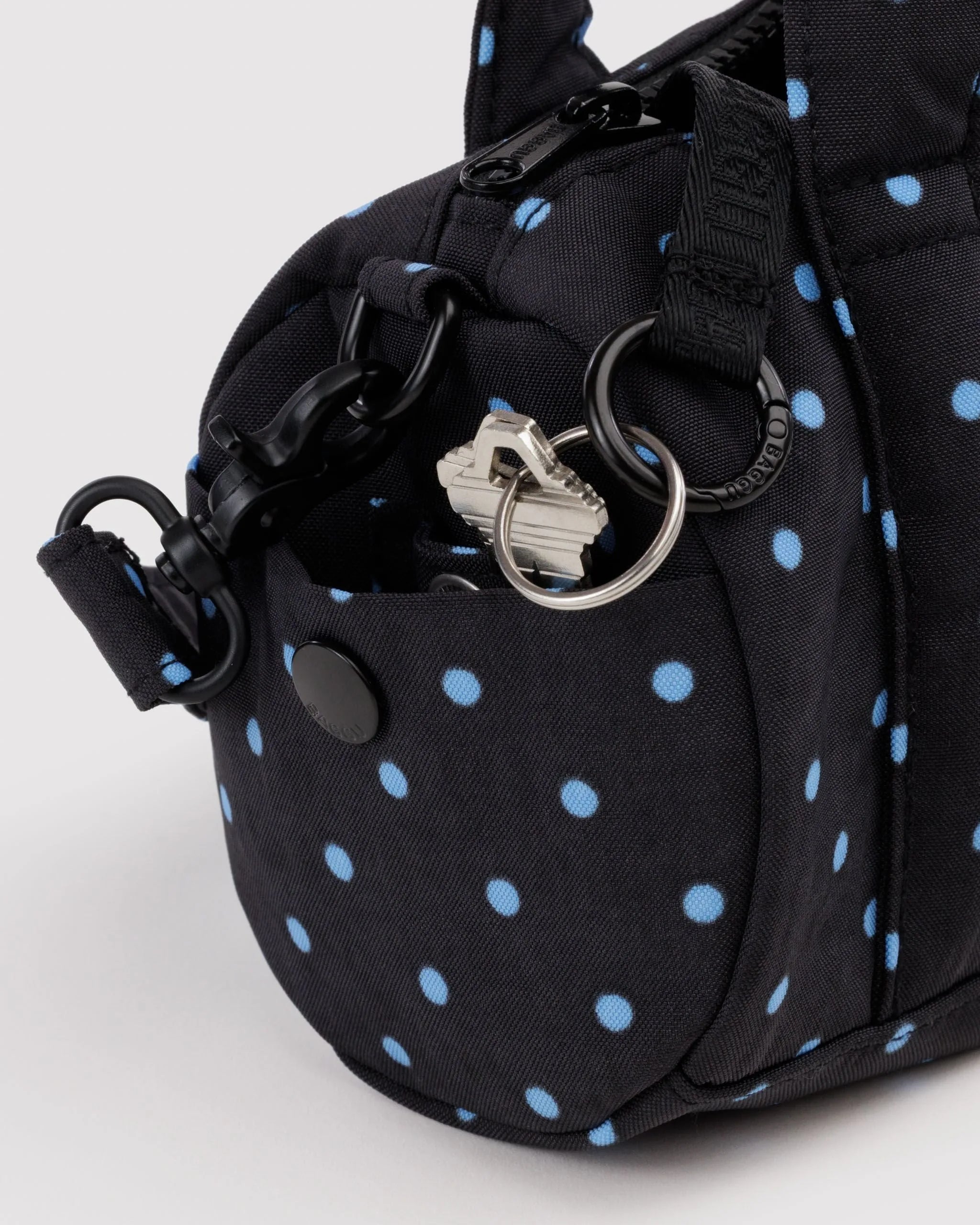 Baggu Small Nylon Duffle viikonloppulaukku - Black and Sky Blue Micro Dot - Lempi Lifestyle