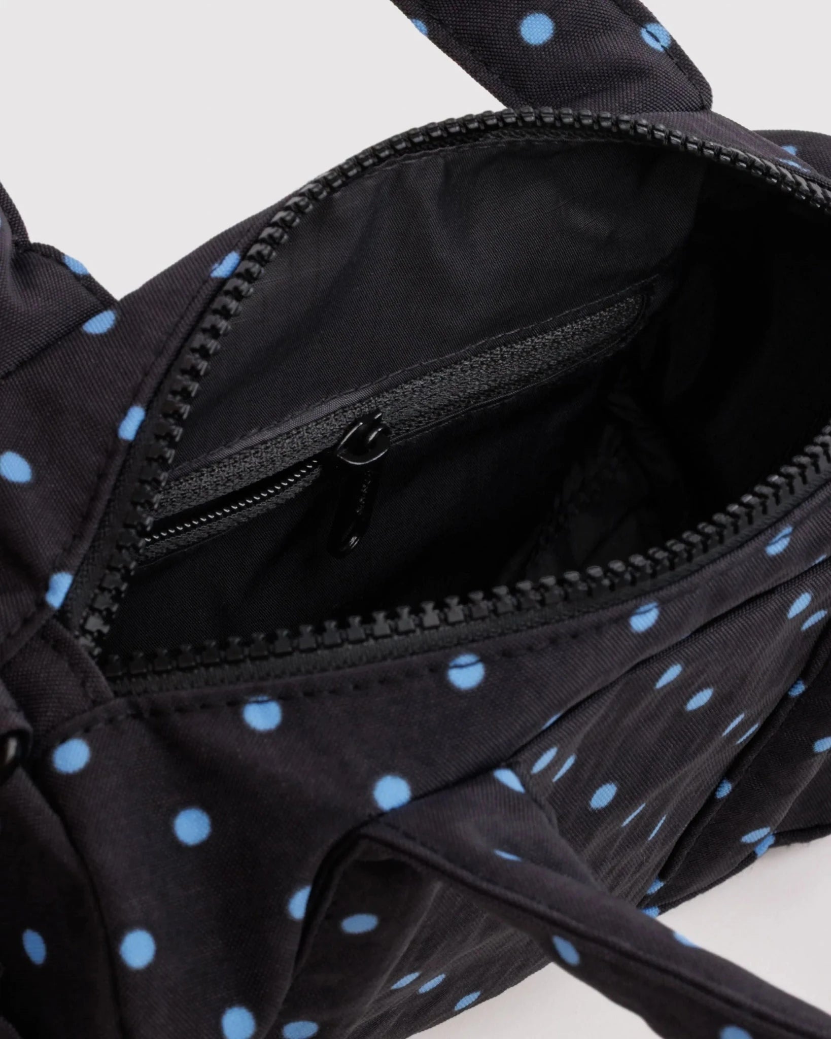Baggu Small Nylon Duffle viikonloppulaukku - Black and Sky Blue Micro Dot - Lempi Lifestyle