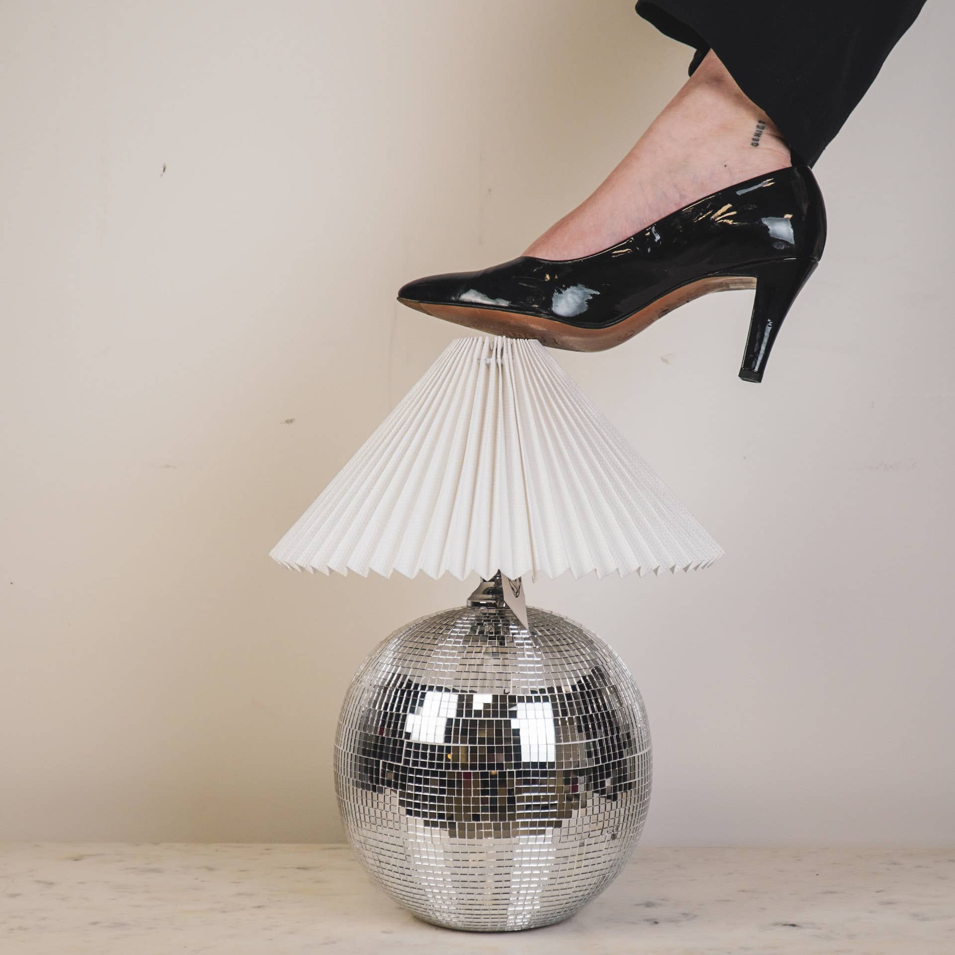 Disco pöytälamppu – säihkettä ja juhlatunnelmaa kotiin - Lempi Lifestyle