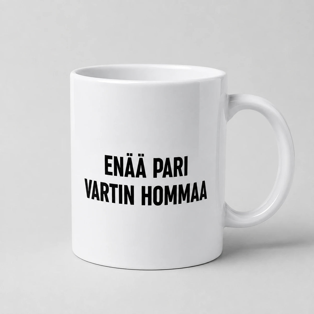 Valkoinen muki tekstillä “Enää pari vartin hommaa”