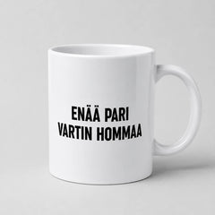 Valkoinen muki tekstillä “Enää pari vartin hommaa”
