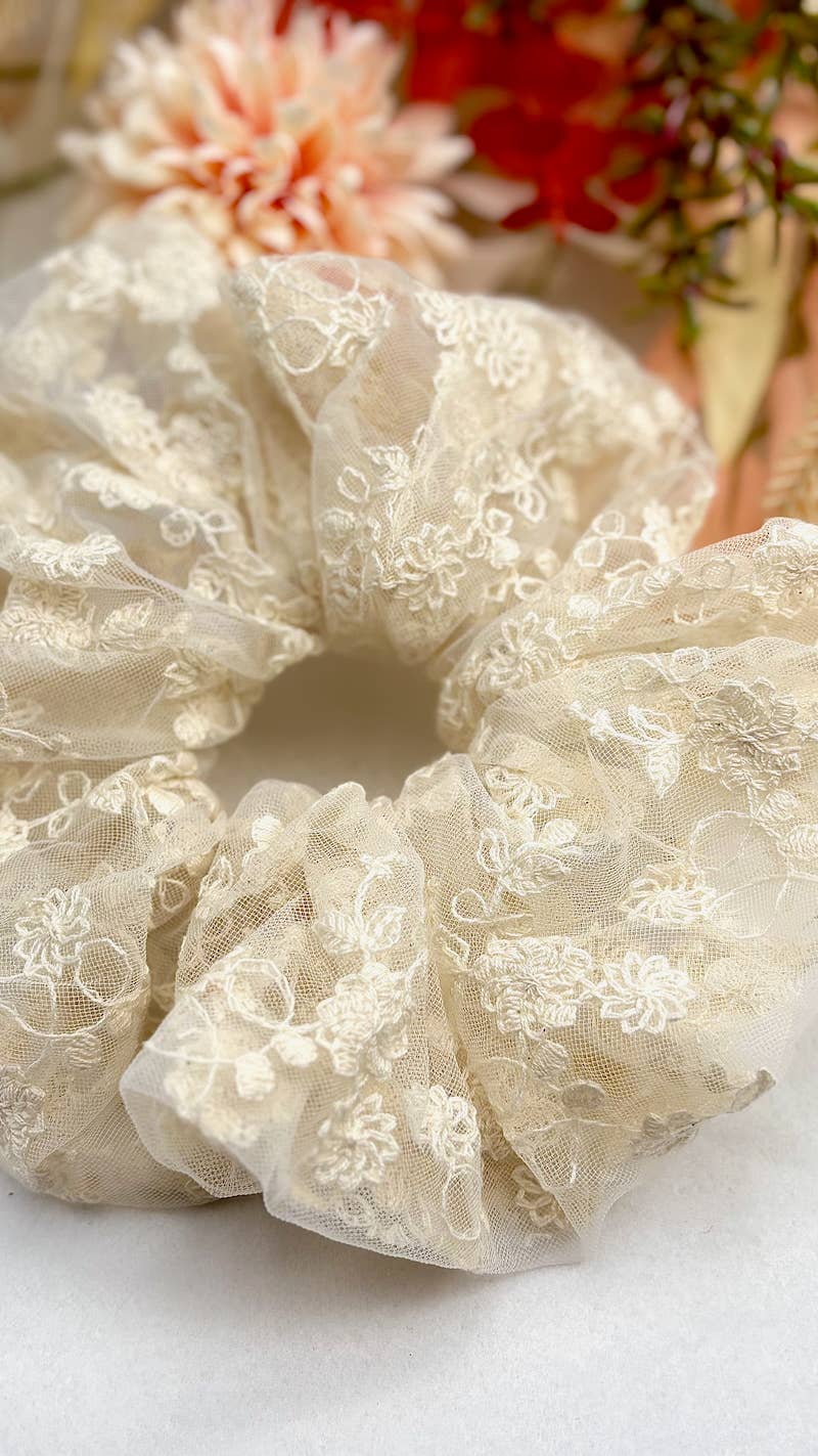 Jättikokoinen hiusdonitsi - pitsinen kermanvätinen scrunchie - Lempi Lifestyle