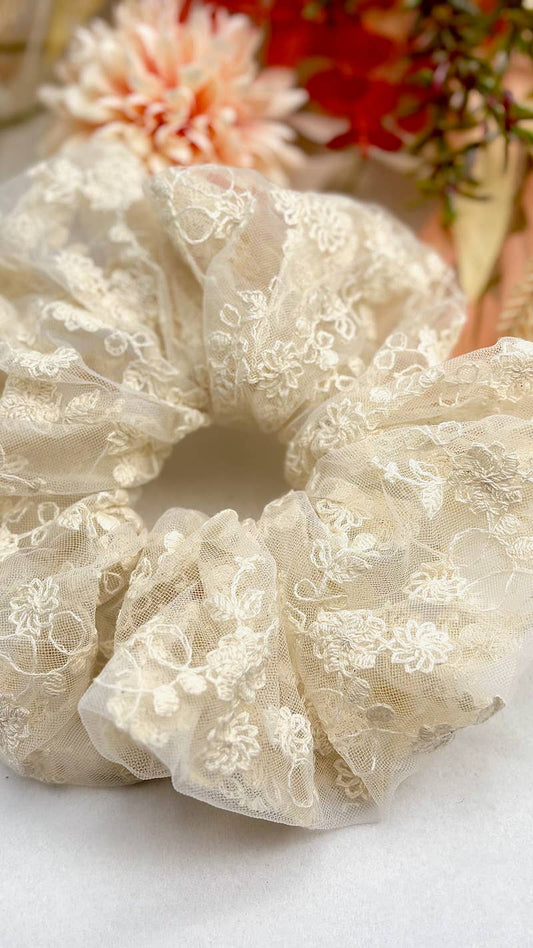 Jättikokoinen hiusdonitsi - pitsinen kermanvätinen scrunchie - Lempi Lifestyle