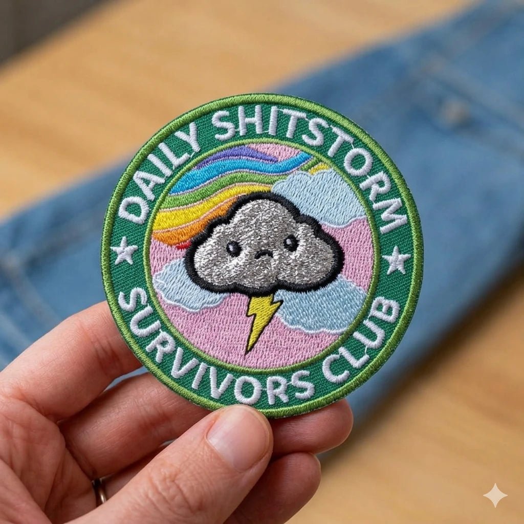 Kangasmerkki Daily shitstorm, hauska silitettävä haalarimerkki - Lempi Lifestyle