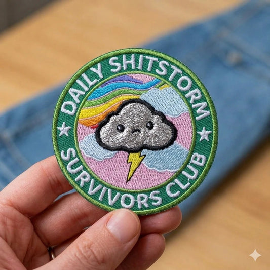 Kangasmerkki Daily shitstorm, hauska silitettävä haalarimerkki - Lempi Lifestyle