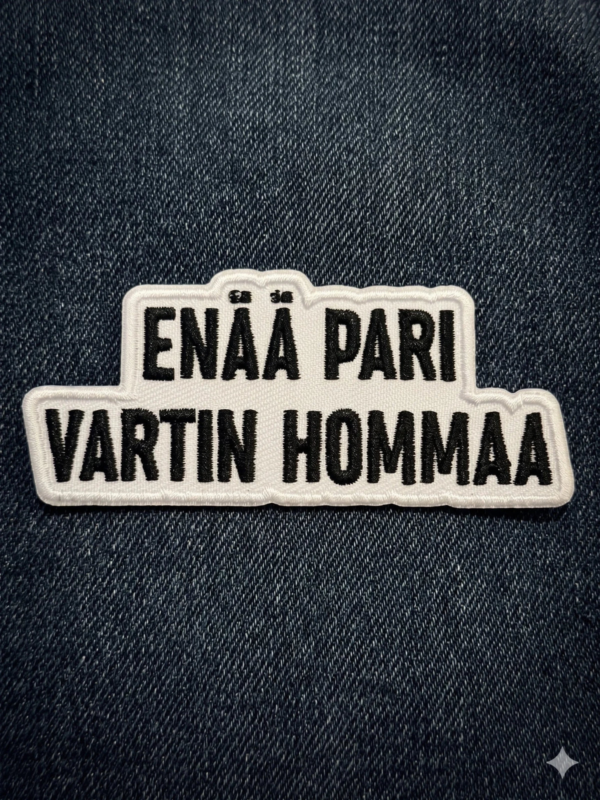 Kangasmerkki Enää pari vartin homma, hauska silitettävä haalarimerkki - Lempi Lifestyle