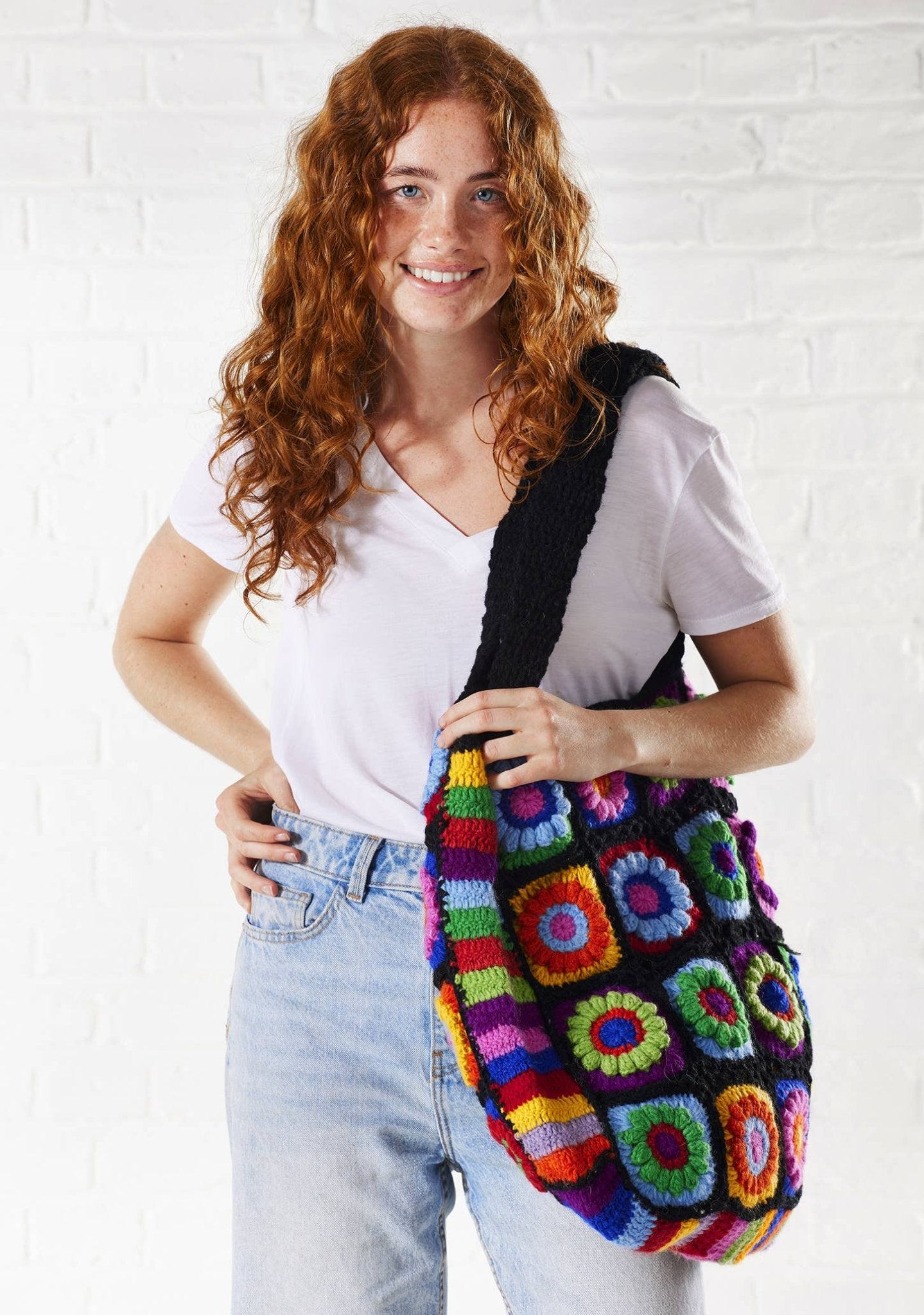 Käsinvirkattu kassi, crochet isoäidinneliö, musta - Lempi Lifestyle