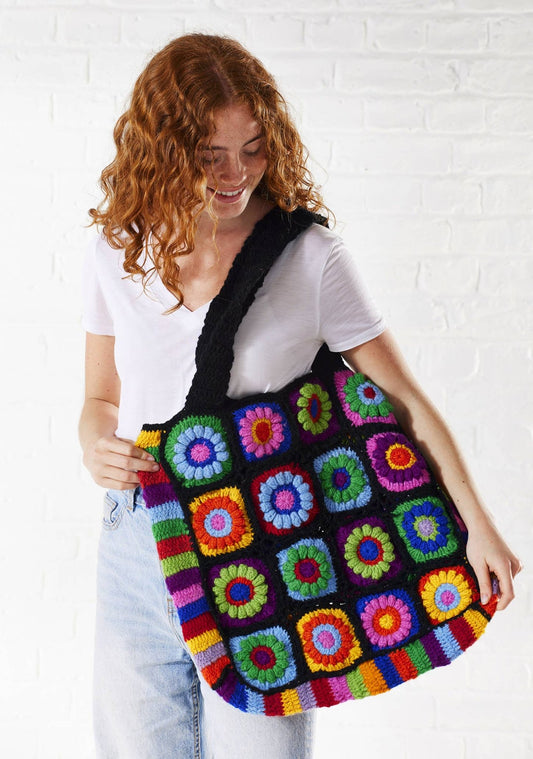 Käsinvirkattu kassi, crochet isoäidinneliö, musta - Lempi Lifestyle