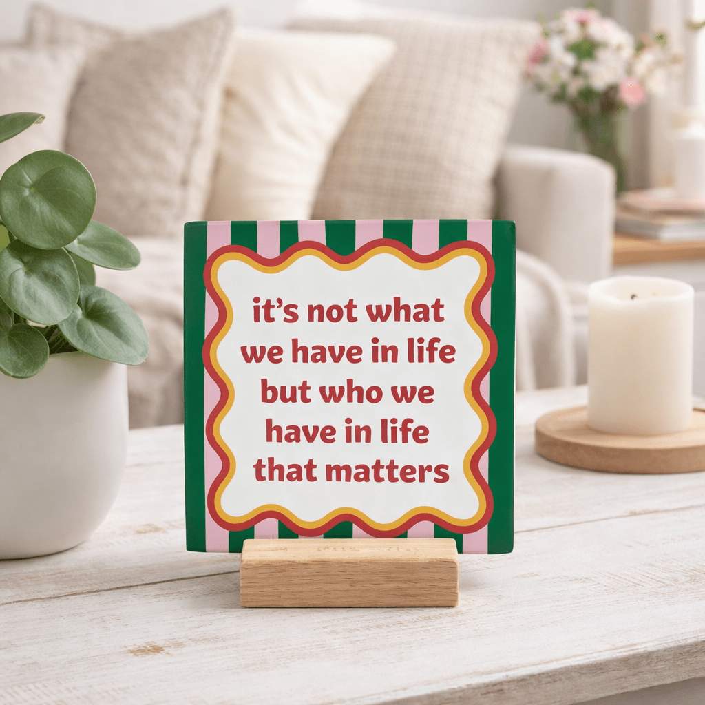 Keraamiset koristelaatat - It's not what we have in life but who we have that matters - Lempi Lifestyle