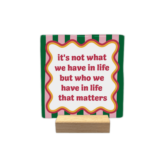 Keraamiset koristelaatat - It's not what we have in life but who we have that matters - Lempi Lifestyle