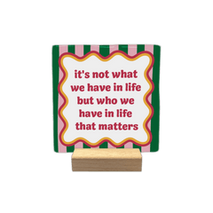 Keraamiset koristelaatat - It's not what we have in life but who we have that matters - Lempi Lifestyle