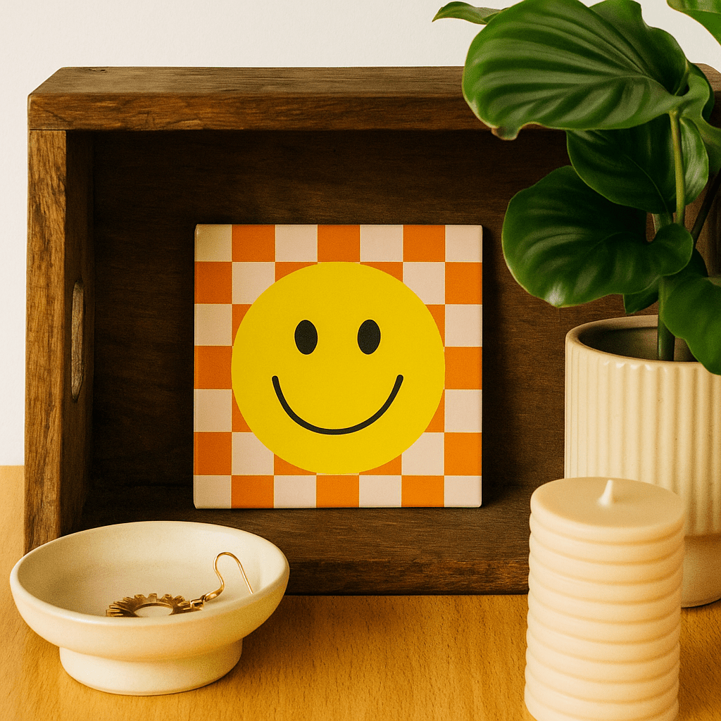 Keraamiset koristelaatat - smiley hymynaama ruudukolla - Lempi Lifestyle